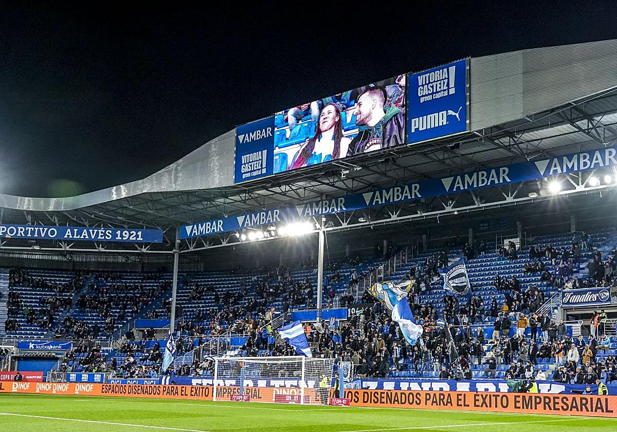 Muchos huecos en Mendiorroza al inicio del partido..